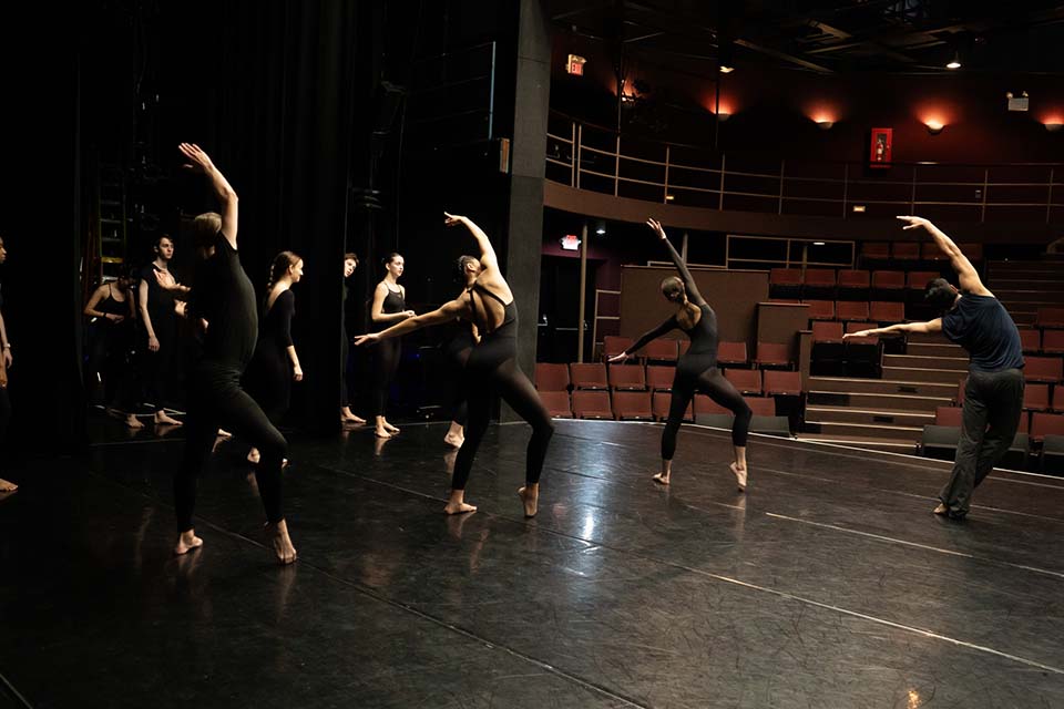 Fernando Carrillo teaching Horton Technique class to UNCSA Dance students. / Photo: Rugile Zemaityte