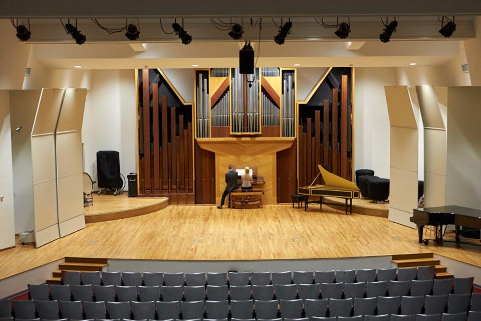 Private organ instruction in Crawford Hall. / Photo: David Hillegas