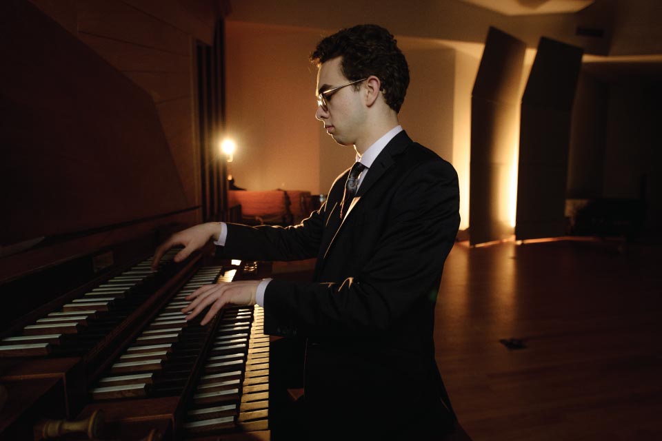 A student performs at the organ in Crawford Hall. / Photo: Raunak Kapoor