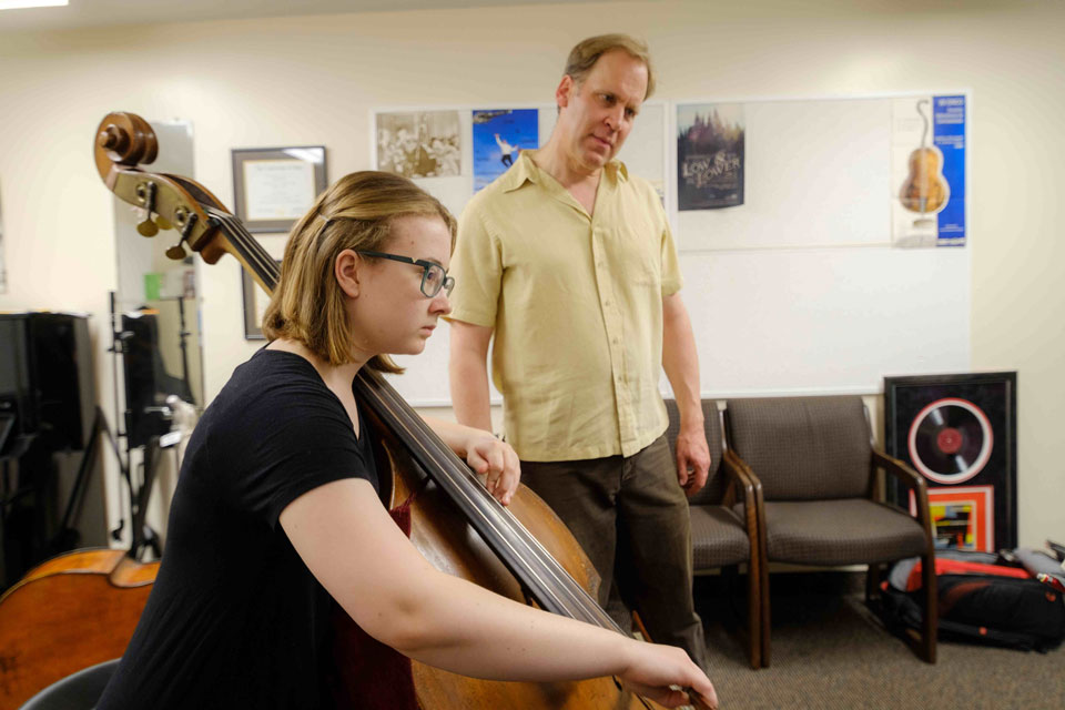 Paul Sharpe works with a double bass student / Photo: Raunak Kapoor
