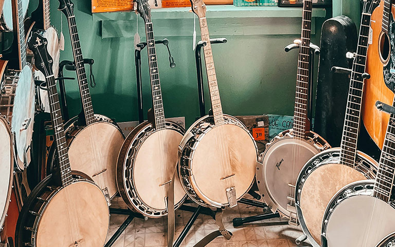 A line of banjos