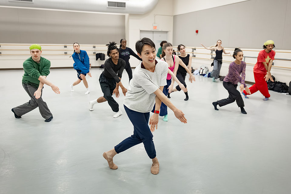 Choreographer Caili Quan works with students in the UNCSA School of Dance / Photo: Tony Spielberg 