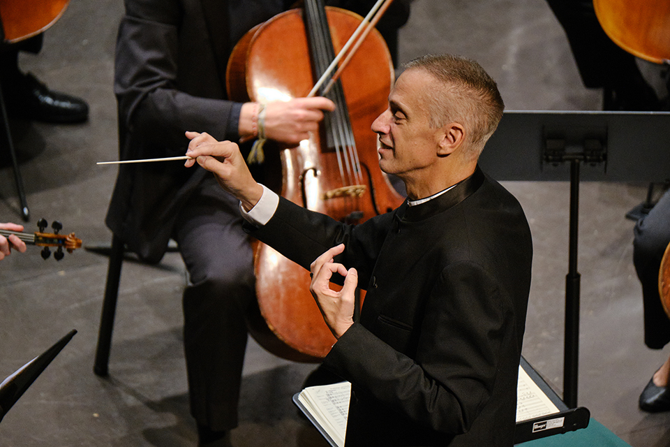 Robert Franz conducting the UNCSA Symphony Orchestra